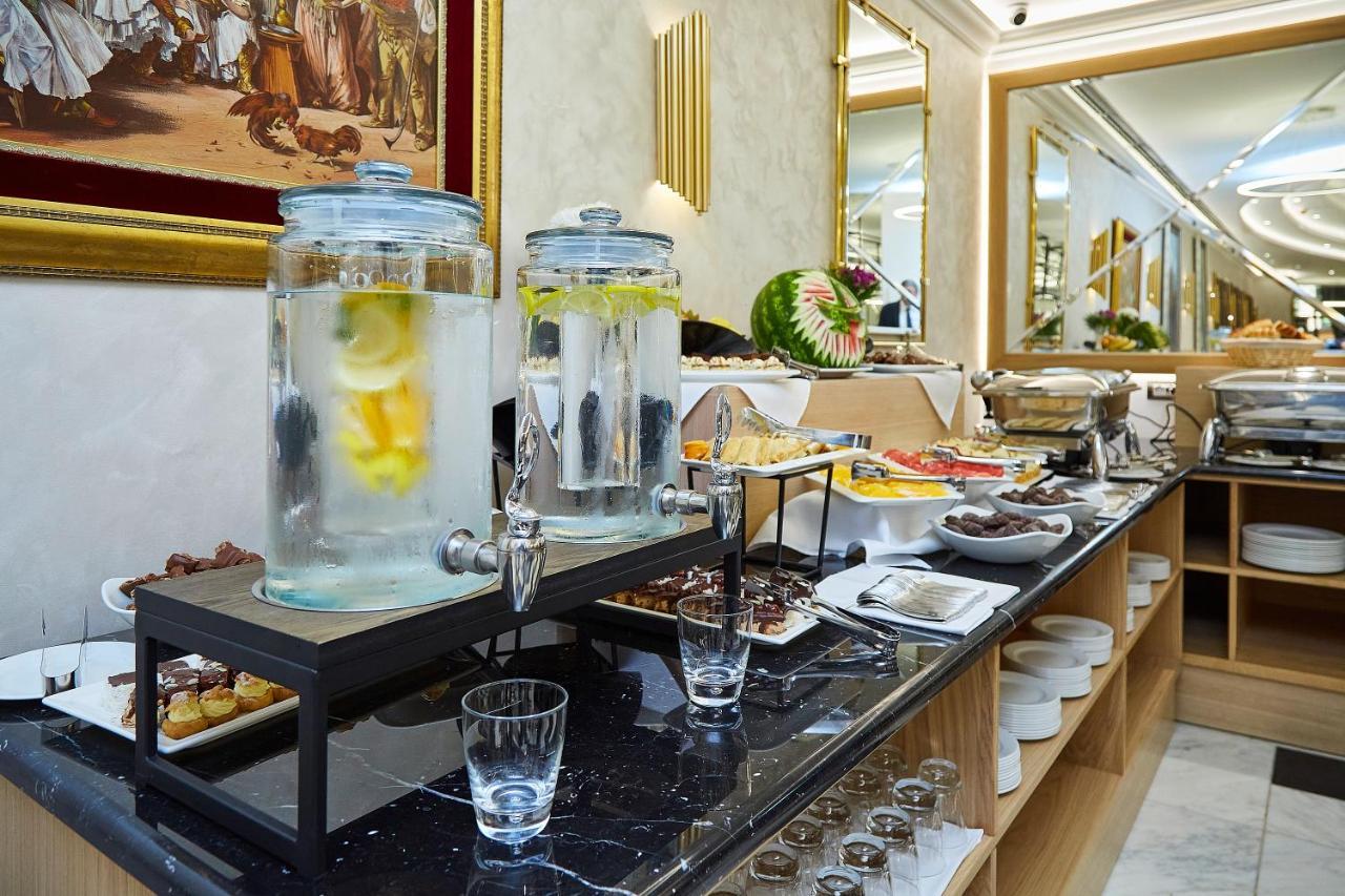 A Hoteli - Hotel Park Vrnjacka Banja Bagian luar foto A buffet at a hotel