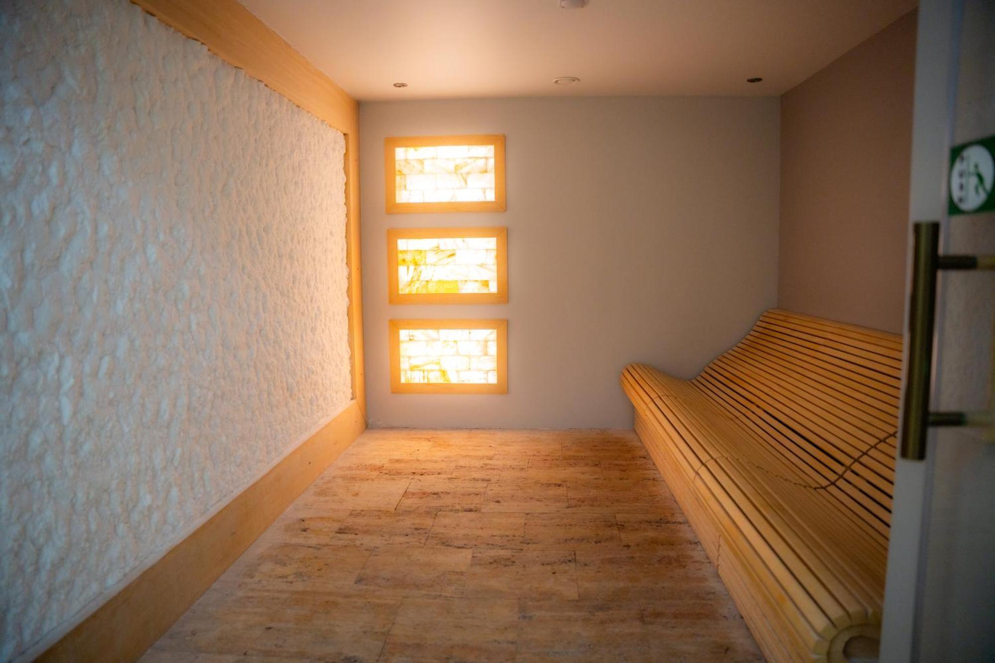 A Hoteli - Hotel Park Vrnjacka Banja Bagian luar foto A salt room