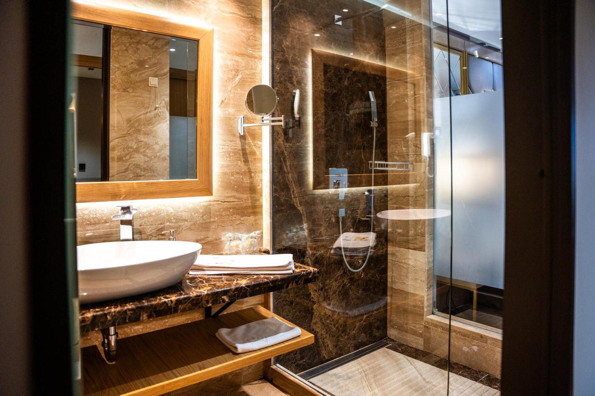 A Hoteli - Hotel Park Vrnjacka Banja Bagian luar foto A bathroom in a hotel