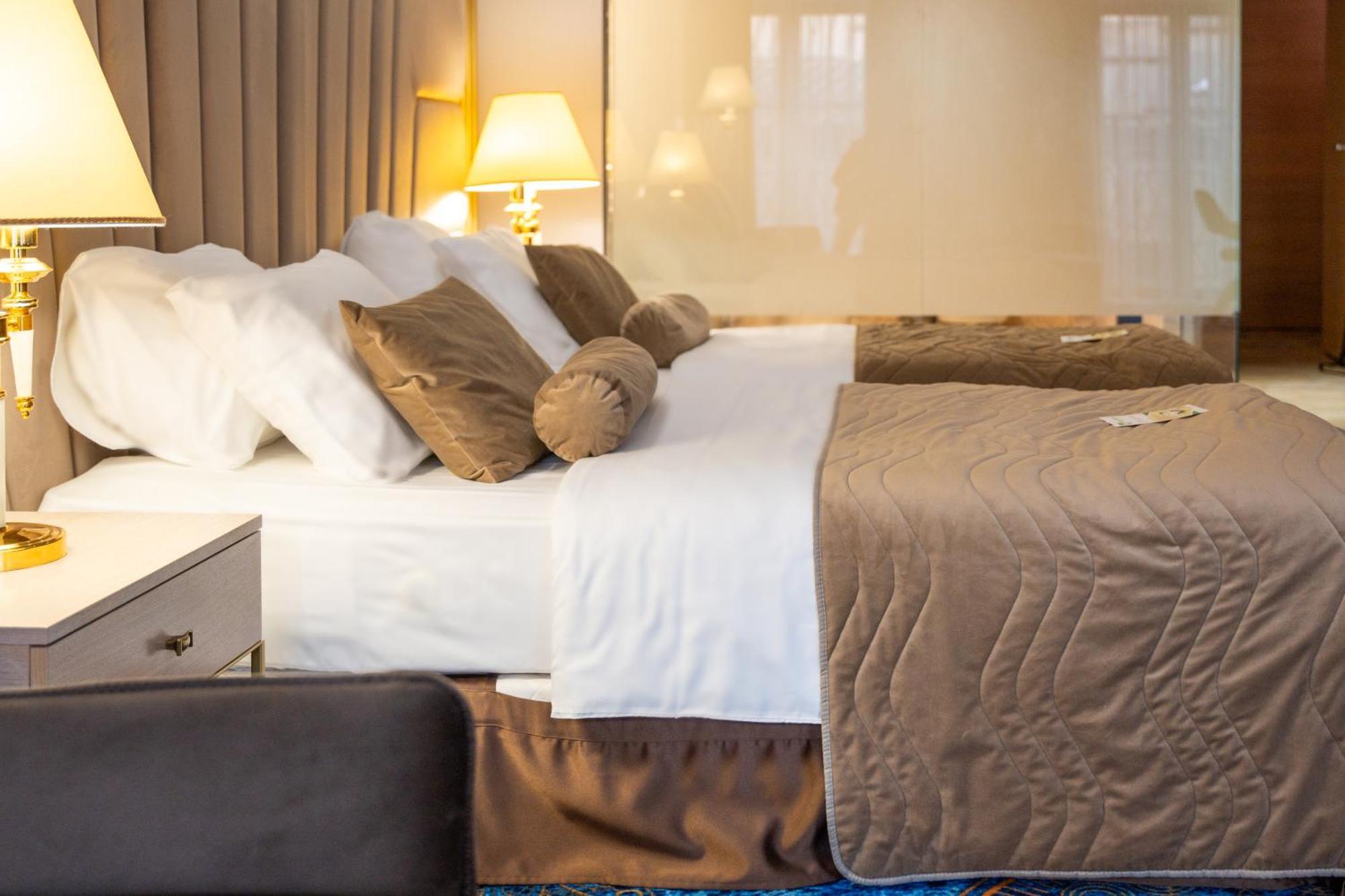 A Hoteli - Hotel Park Vrnjacka Banja Ruang foto A bed with a bed skirt